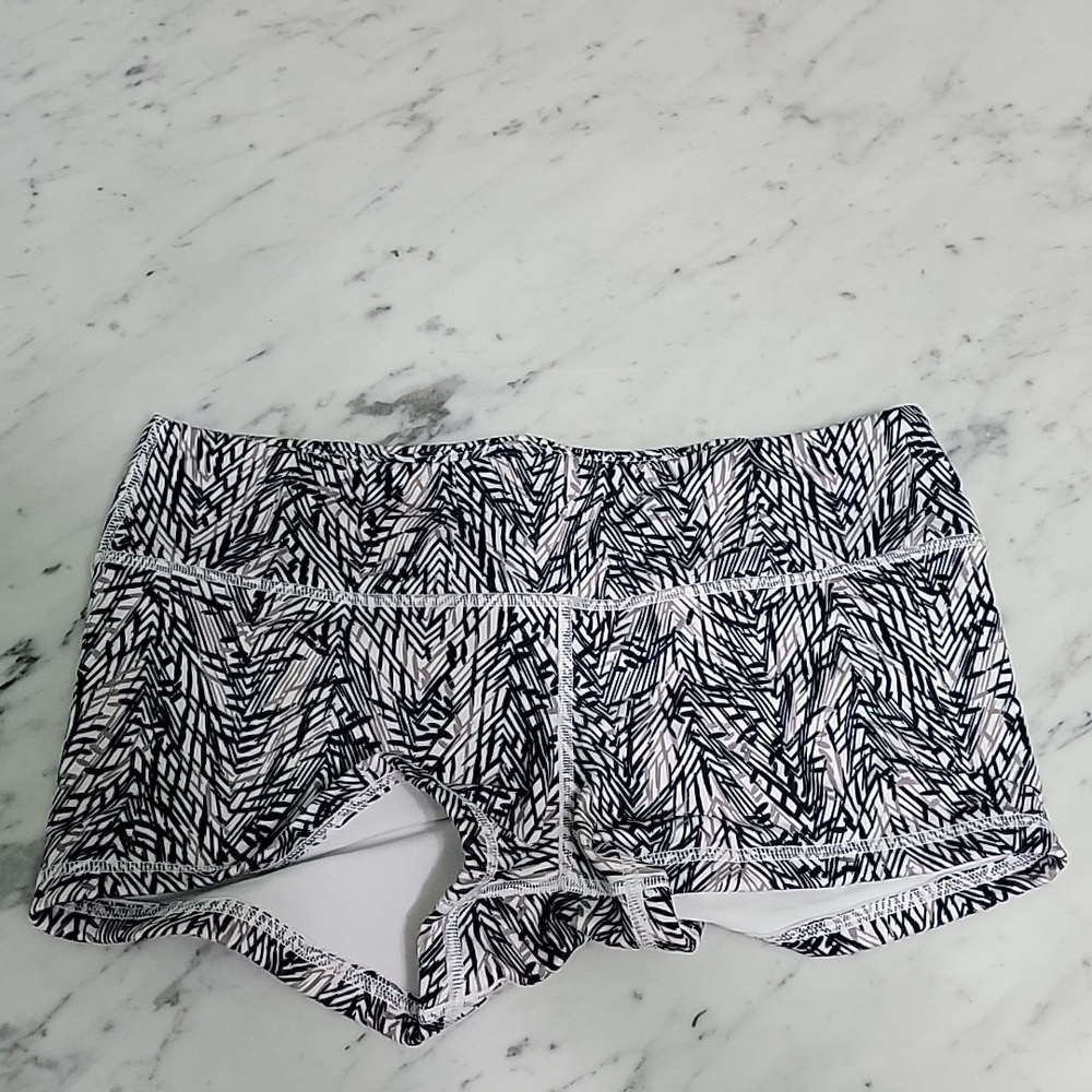 Fleo Neutral Chevron original shorts, size L
